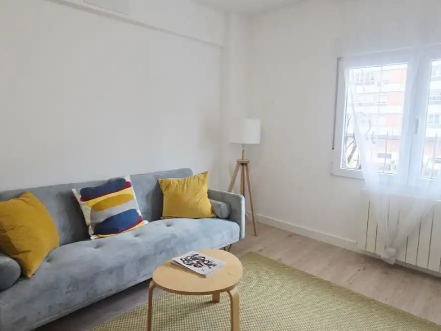 Pis en venda a Calle Isla de Tavira, 30, Peñagrande Sala d'estar de Pis en venda en Madrid Capital amb Aire condicionat