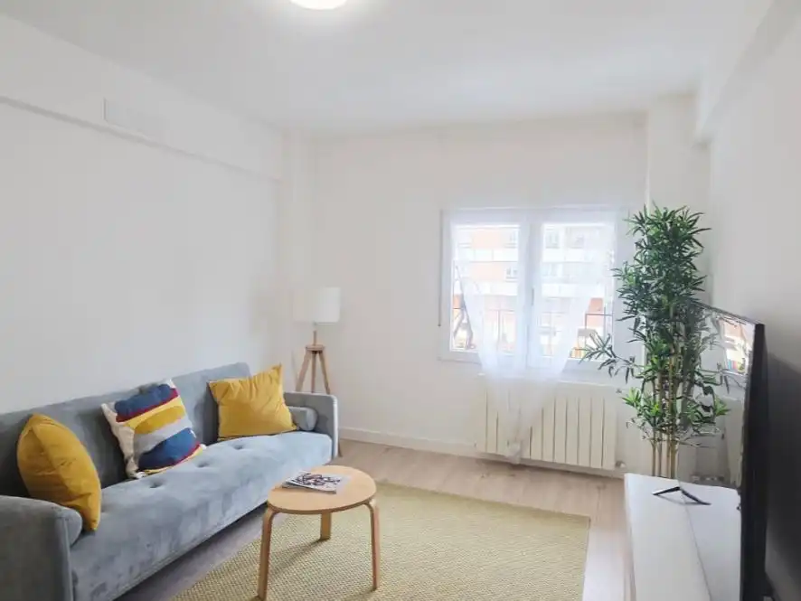 Pis en venda a Calle Isla de Tavira, 30, Peñagrande Sala d'estar de Pis en venda en Madrid Capital amb Aire condicionat
