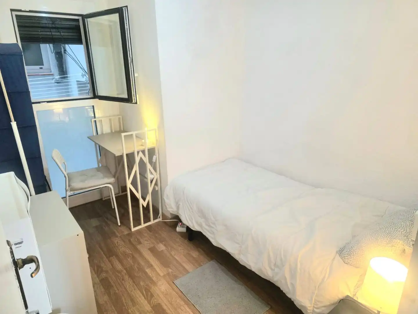 Room in Carrer de la Conca de Tremp, 50, El Carmel Bedroom of Flat for share in Barcelona with Air Conditioner, Heating and Parquet flooring