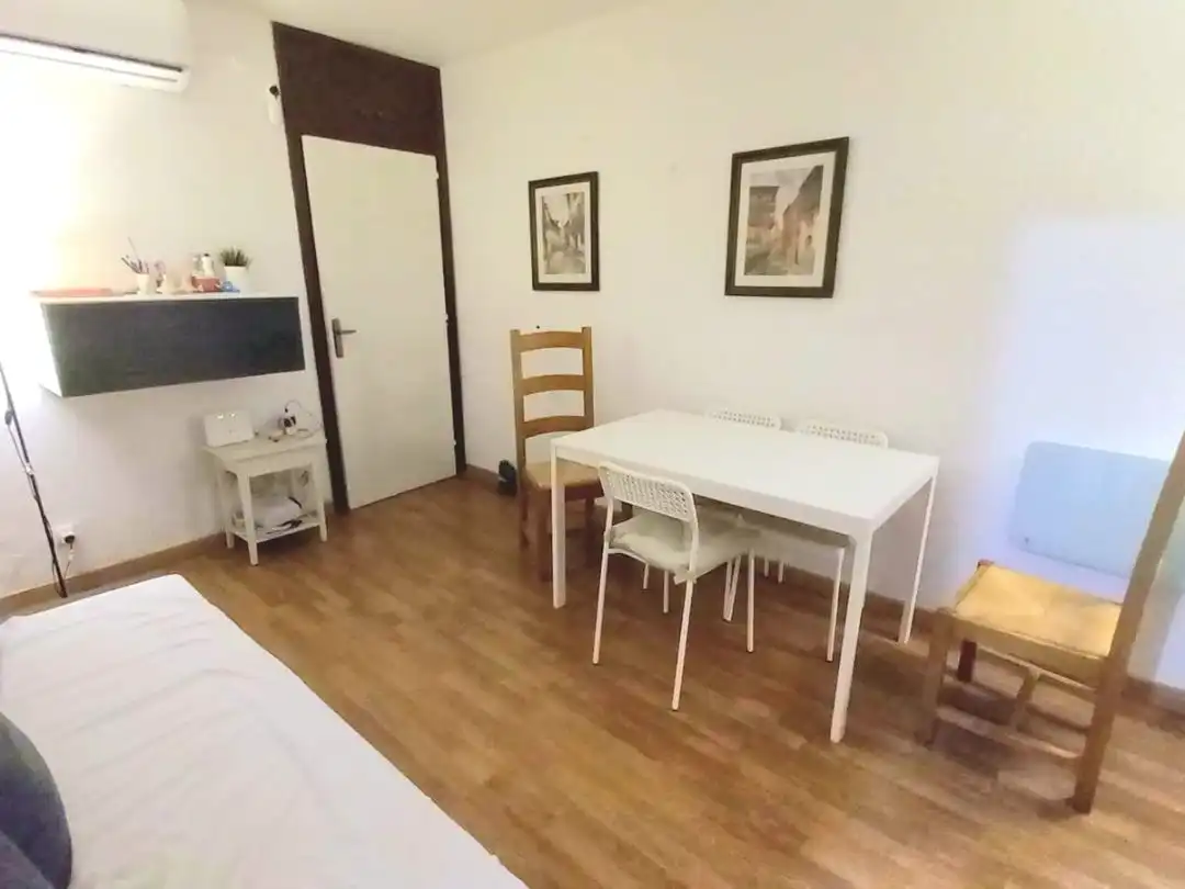 Room in Carrer de la Conca de Tremp, 50, El Carmel Dining room of Flat for share in Barcelona with Air Conditioner, Heating and Parquet flooring