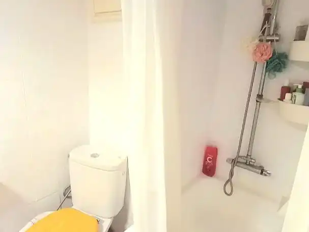 Room in Carrer de la Conca de Tremp, 50, El Carmel Bathroom of Flat for share in Barcelona with Air Conditioner, Heating and Parquet flooring