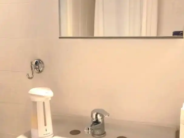 Room in Carrer de la Conca de Tremp, 50, El Carmel Bathroom of Flat for share in Barcelona with Air Conditioner, Heating and Parquet flooring