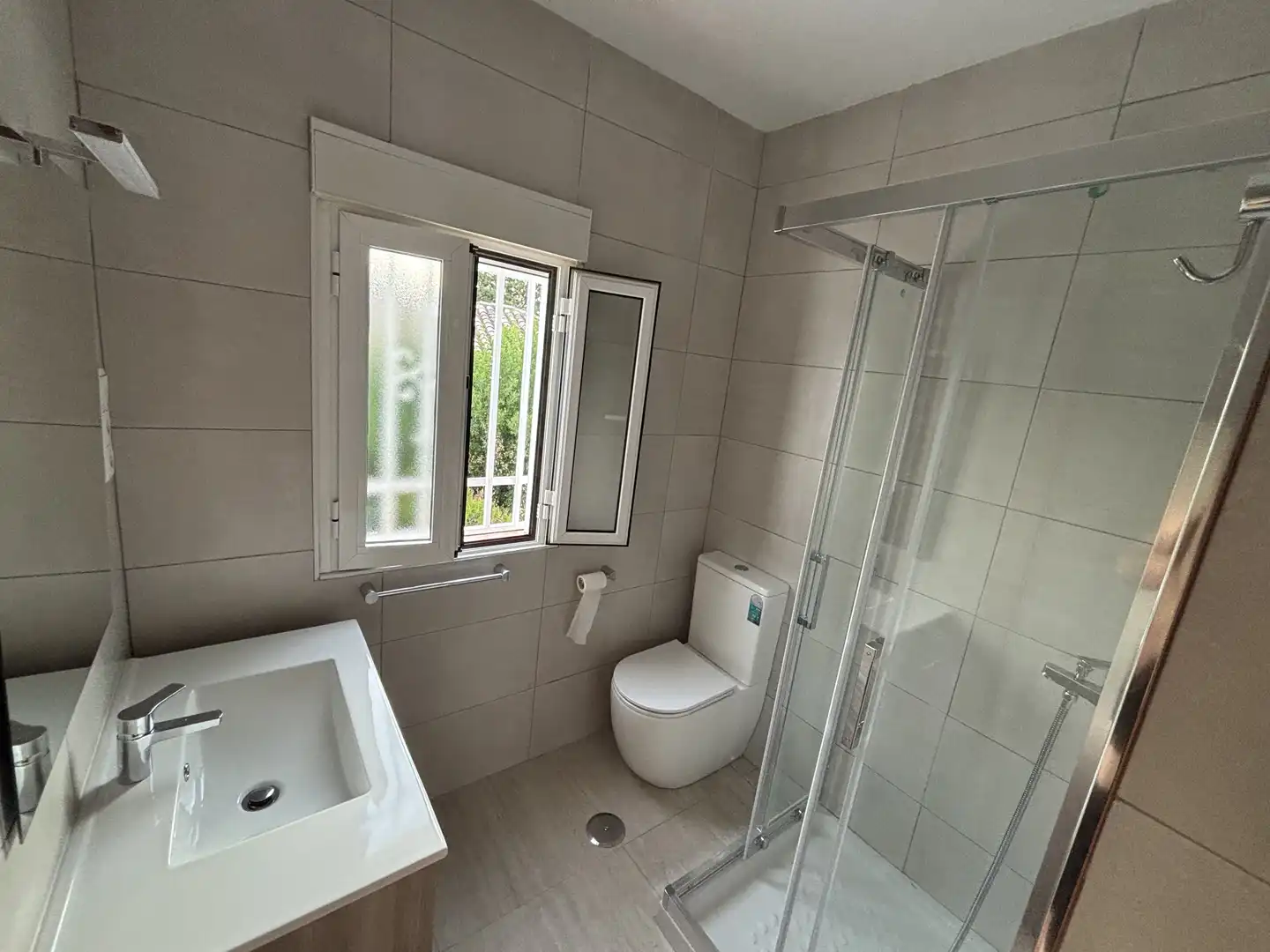 Baño de Casa o chalet de alquiler en Jaén con Aire acondicionado, Calefacción y Jardín privado
