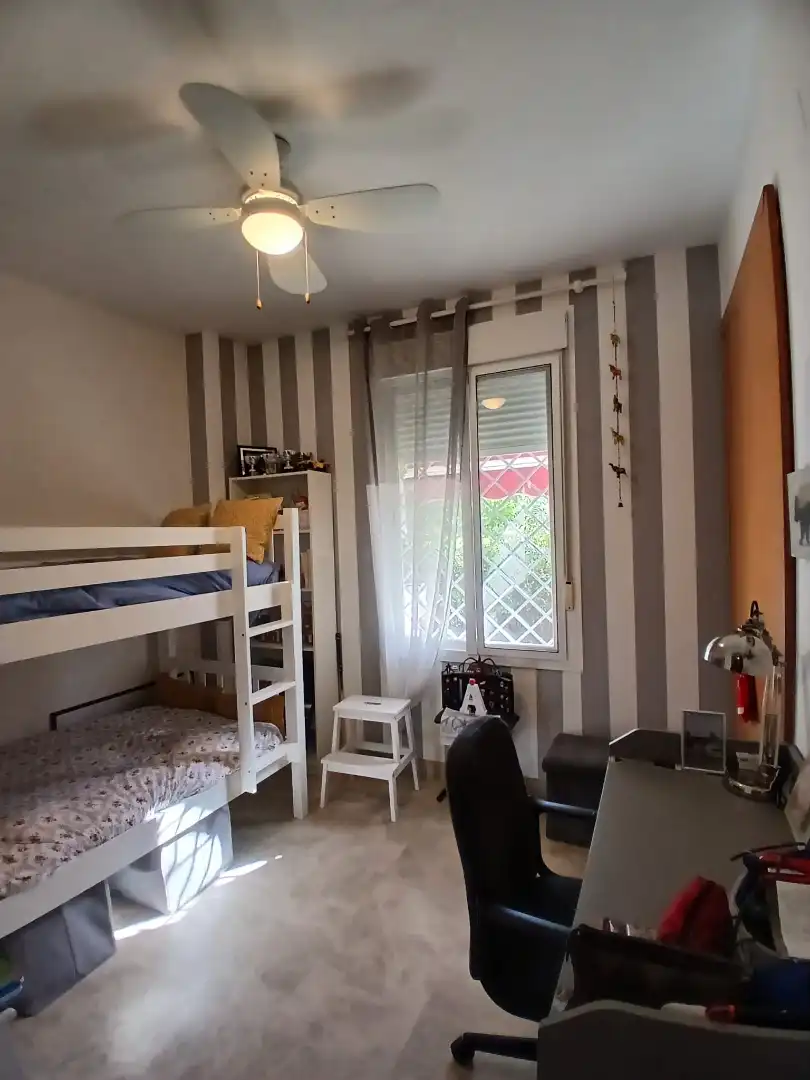 Wohnung zur Miete in Calle de las Trece Rosas, 11, Aljamar Schlafzimmer von Wohnung zur Miete in Tomares mit Klimaanlage, Heizung und Privatgarten