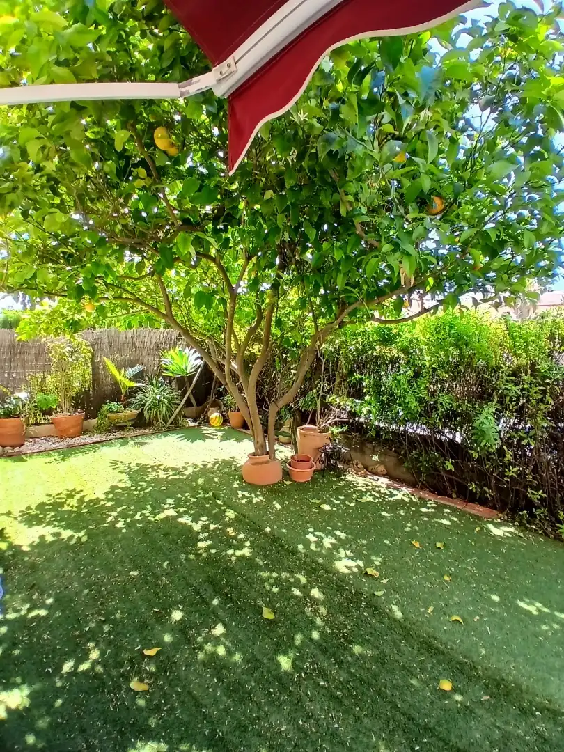 Wohnung zur Miete in Calle de las Trece Rosas, 11, Aljamar Garten von Wohnung zur Miete in Tomares mit Klimaanlage, Heizung und Privatgarten
