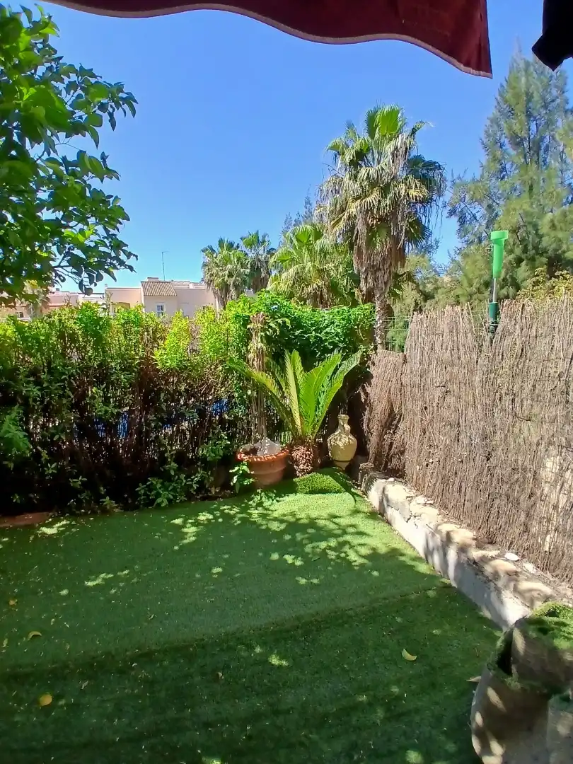 Wohnung zur Miete in Calle de las Trece Rosas, 11, Aljamar Garten von Wohnung zur Miete in Tomares mit Klimaanlage, Heizung und Privatgarten