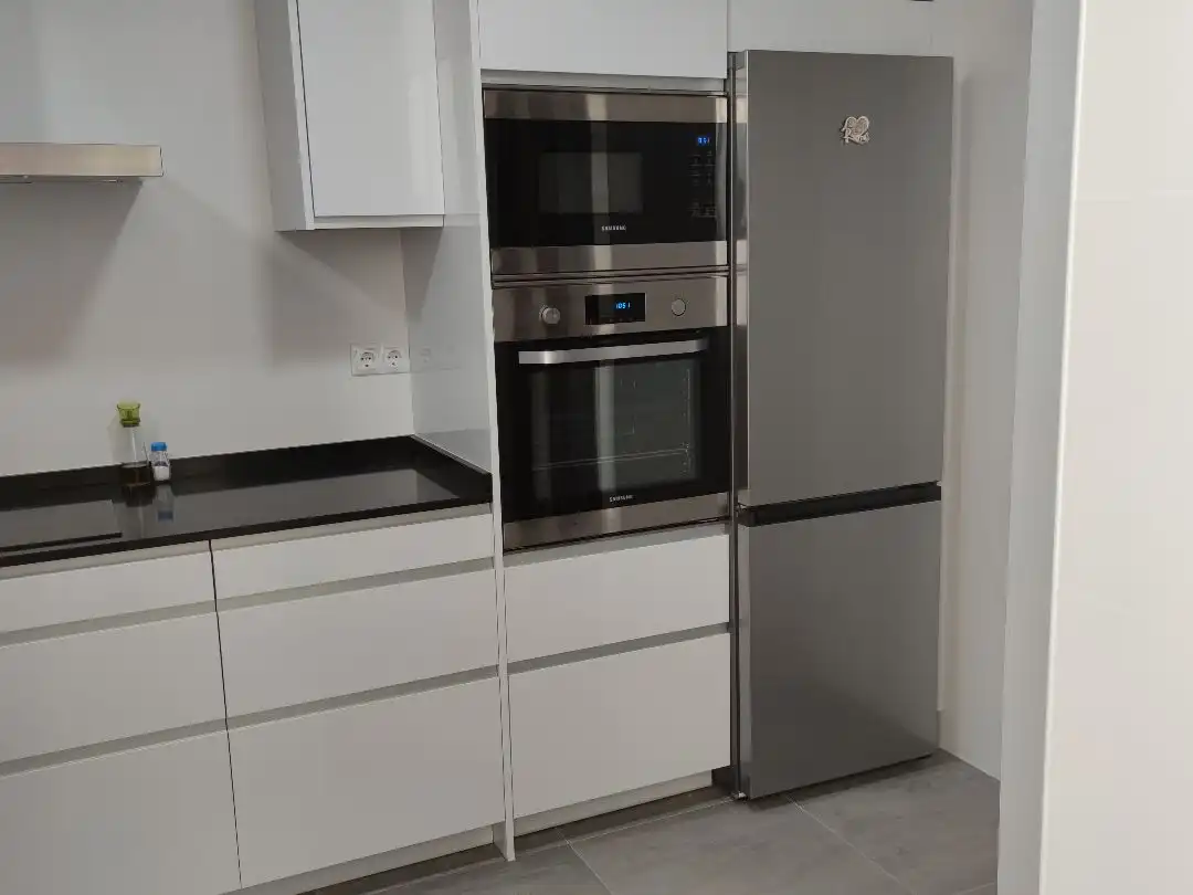 Piso en venta en Avenida Pablo Picasso, 18, Las Almenas Cocina de Piso en venta en Tomares con Aire acondicionado, Terraza y Piscina