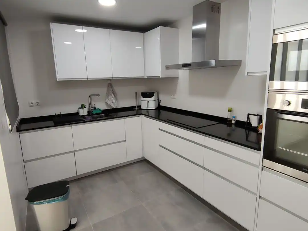 Piso en venta en Avenida Pablo Picasso, 18, Las Almenas Cocina de Piso en venta en Tomares con Aire acondicionado, Terraza y Piscina