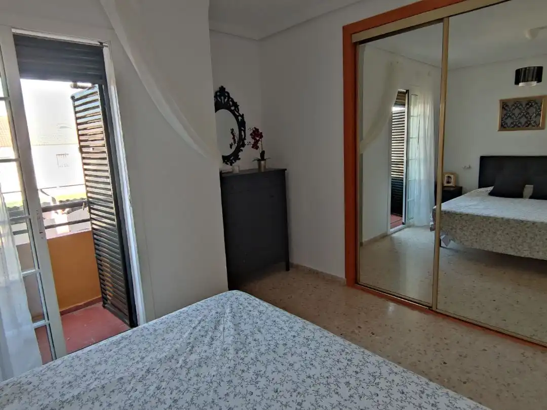 Piso en venta en Avenida Pablo Picasso, 18, Las Almenas Habitación de Piso en venta en Tomares con Aire acondicionado, Terraza y Piscina