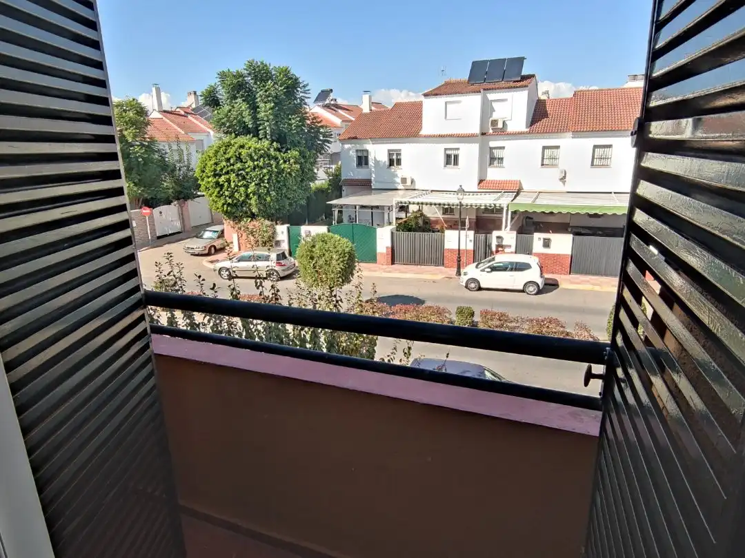 Piso en venta en Avenida Pablo Picasso, 18, Las Almenas Vista exterior de Piso en venta en Tomares con Aire acondicionado, Terraza y Piscina