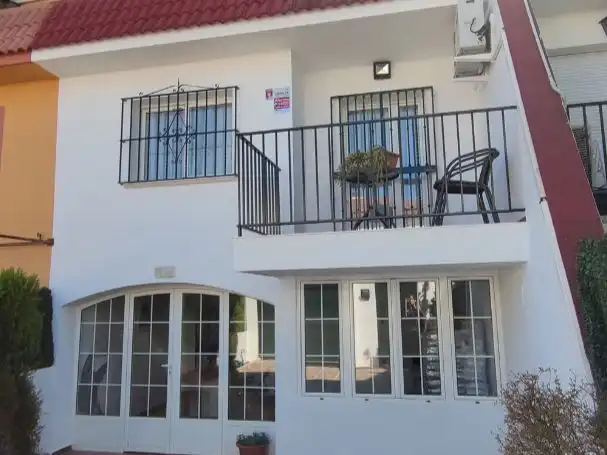 Piso en venta en Avenida Pablo Picasso, 18, Las Almenas Vista exterior de Piso en venta en Tomares con Aire acondicionado, Terraza y Piscina