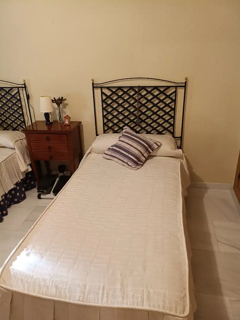 Casa adosada en venda a Calle Olivo, 113, Valdeastillas - Fuentezuelas Dormitori de Casa adosada en venda en Jaén amb Aire condicionat, Calefacció i Jardí privat