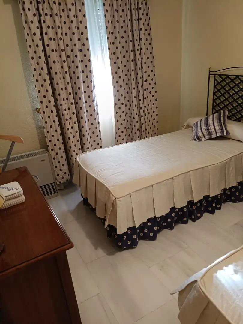 Casa adosada en venda a Calle Olivo, 113, Valdeastillas - Fuentezuelas Dormitori de Casa adosada en venda en Jaén amb Aire condicionat, Calefacció i Jardí privat