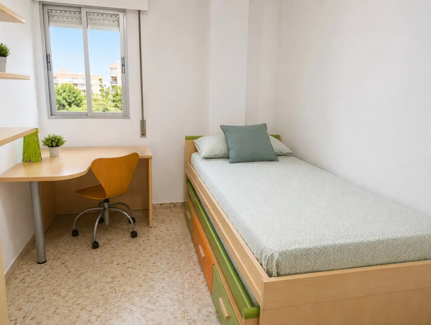 Bedroom of Flat for share in La Rinconada  with Terrace, Furnished and Washing machine