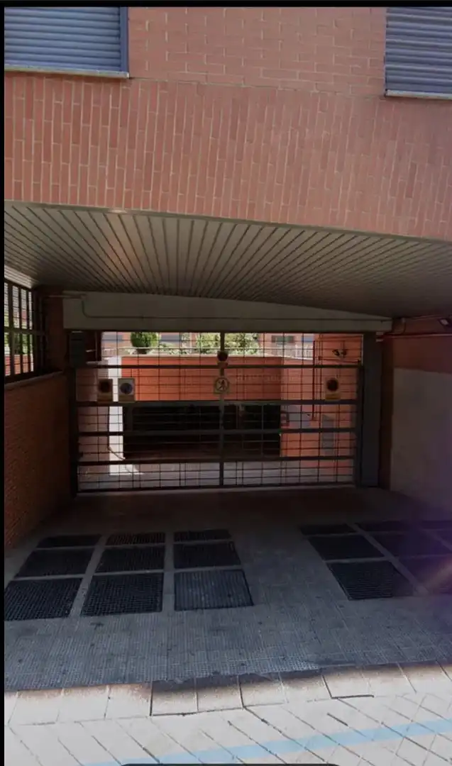 Garage for rent in Calle del Monte Oliveti, 22, Numancia Parking of Garage for rent in Madrid