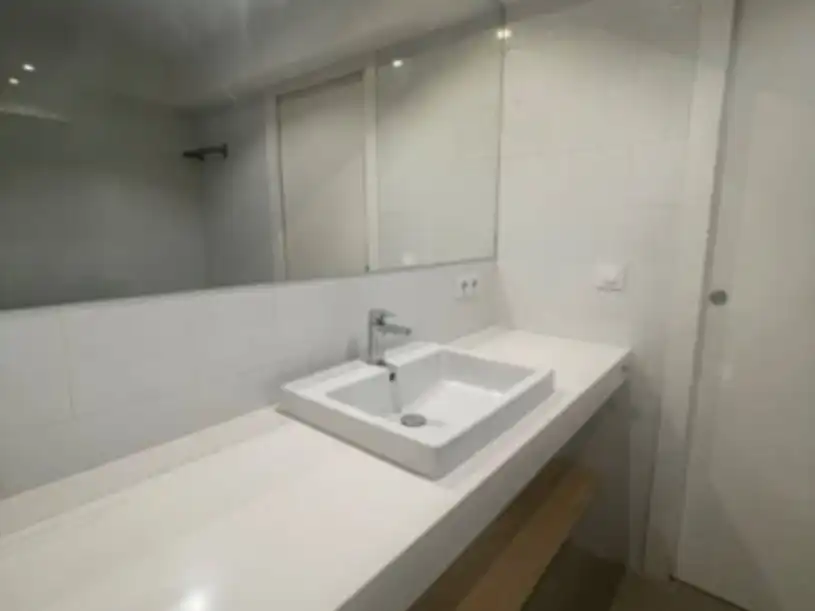 Habitación en Carrer de Dalmases, 30, Les Tres Torres Baño de Planta baja para compartir en Barcelona con Calefacción, Jardín privado y Terraza
