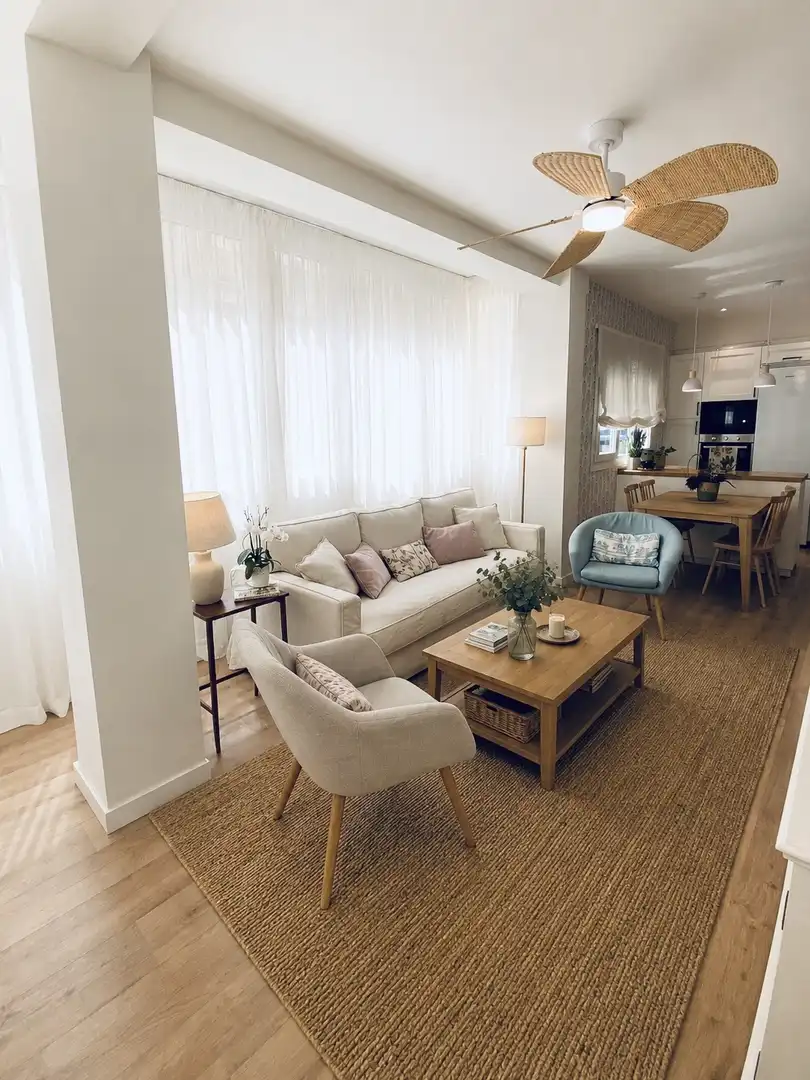Flat for rent in Calle Madre Ràfols, 1, Los Remedios Living room of Flat for rent in Sevilla with Air Conditioner, Heating and Parquet flooring
