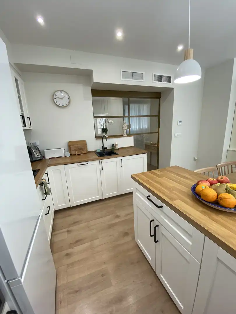 Flat for rent in Calle Madre Ràfols, 1, Los Remedios Kitchen of Flat for rent in Sevilla with Air Conditioner, Heating and Parquet flooring