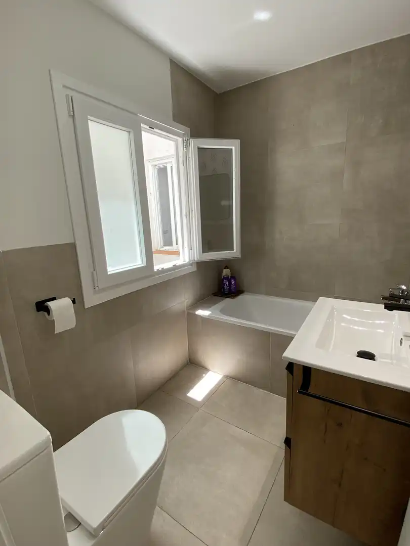 Flat for rent in Calle Madre Ràfols, 1, Los Remedios Bathroom of Flat for rent in Sevilla with Air Conditioner, Heating and Parquet flooring