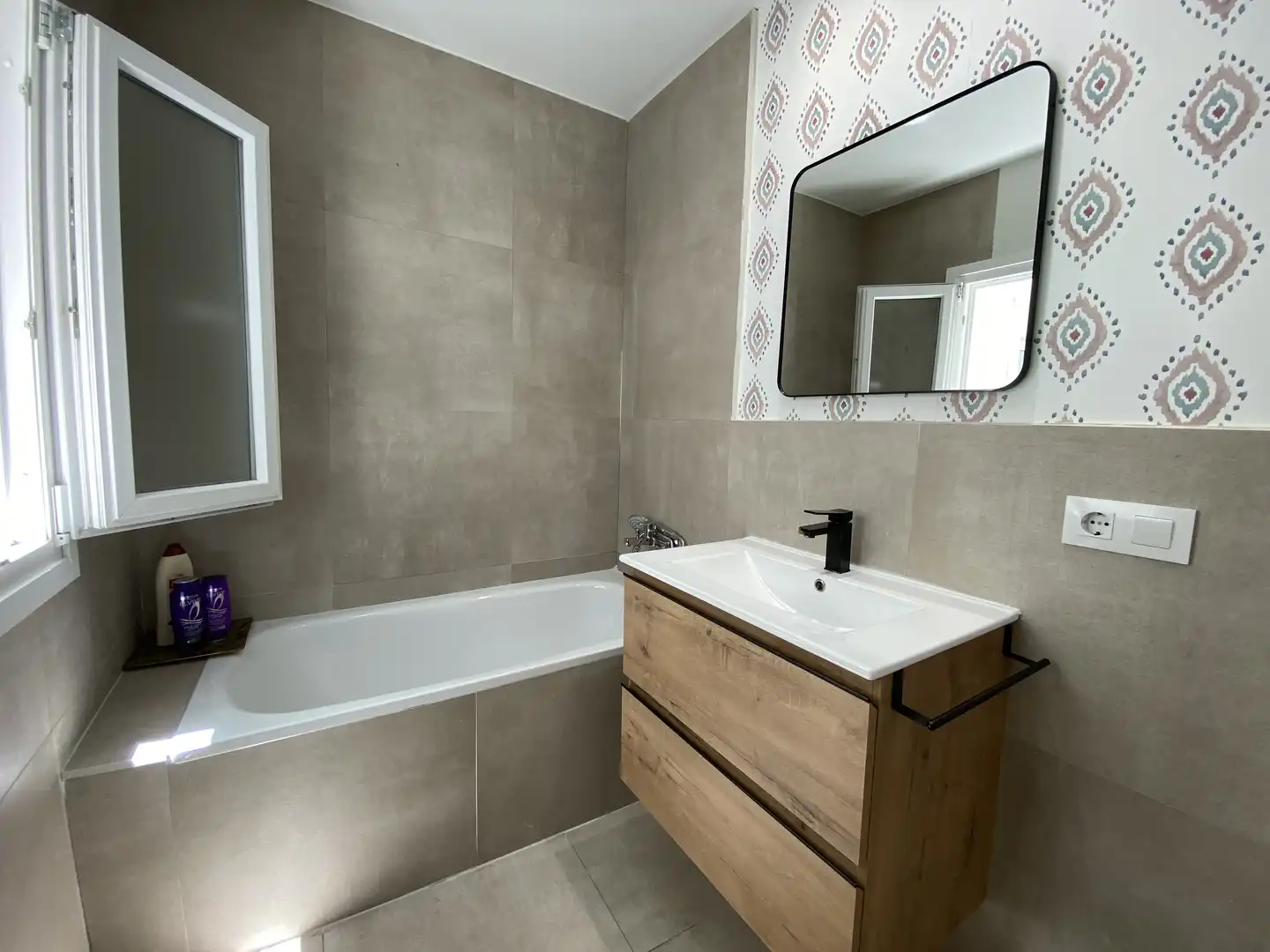 Flat for rent in Calle Madre Ràfols, 1, Los Remedios Bathroom of Flat for rent in Sevilla with Air Conditioner, Heating and Parquet flooring