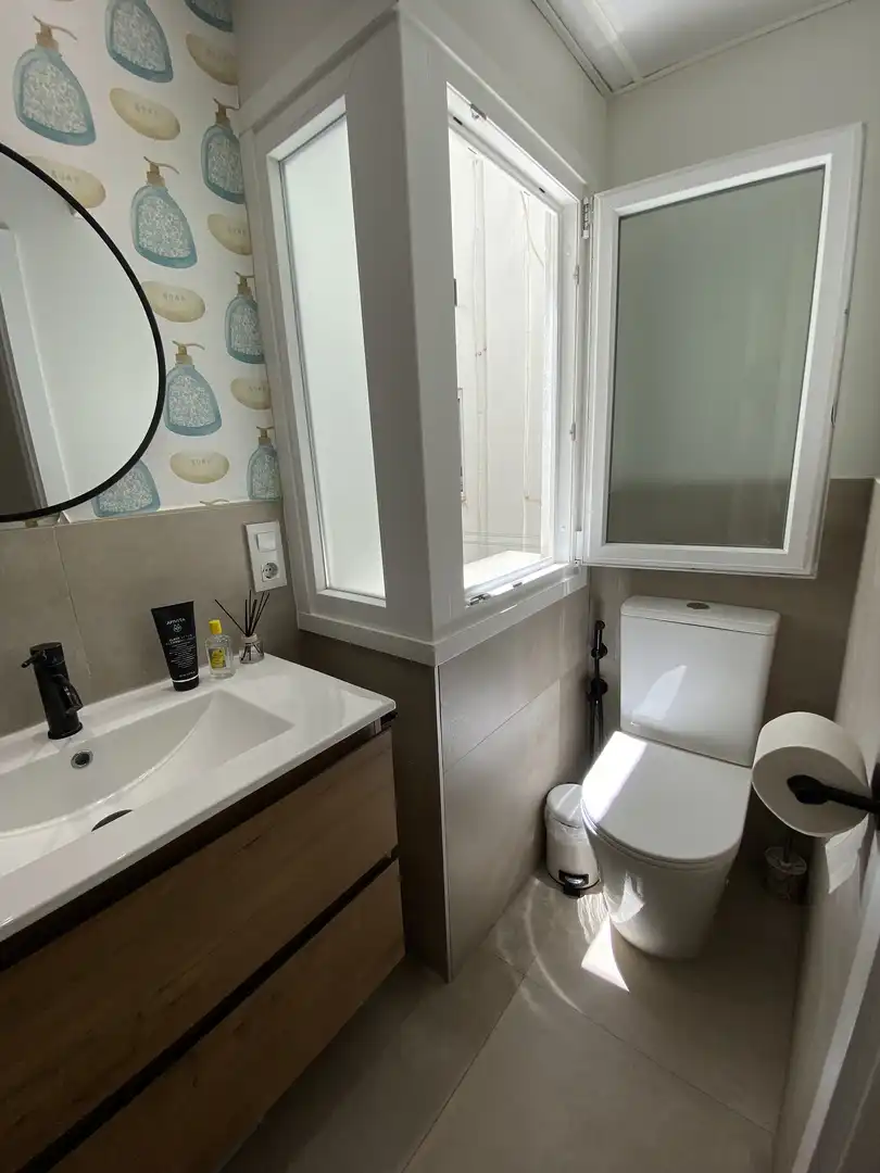 Flat for rent in Calle Madre Ràfols, 1, Los Remedios Bathroom of Flat for rent in Sevilla with Air Conditioner, Heating and Parquet flooring