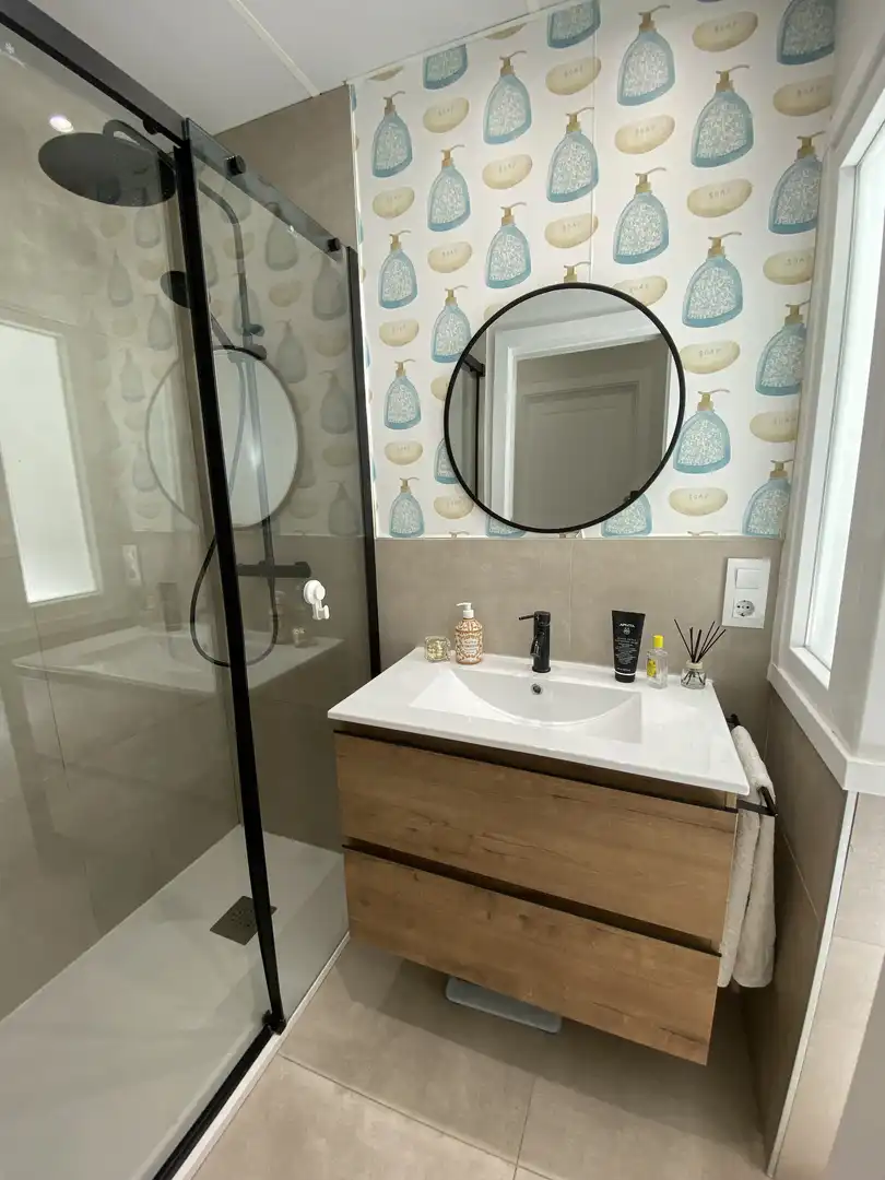 Flat for rent in Calle Madre Ràfols, 1, Los Remedios Bathroom of Flat for rent in Sevilla with Air Conditioner, Heating and Parquet flooring