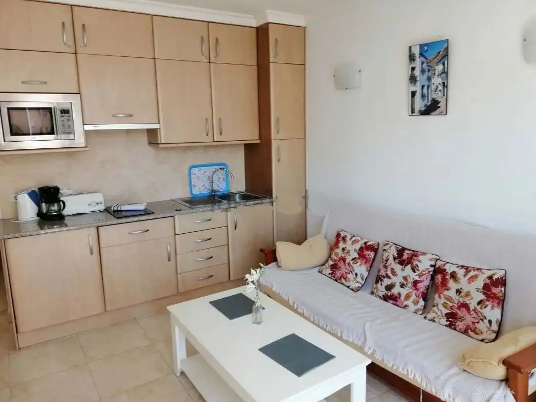 Apartamento en venta en Calle Martínez Catena, 6, Puerto Deportivo Sala de estar de Apartamento en venta en Fuengirola con Aire acondicionado, Terraza y Balcón