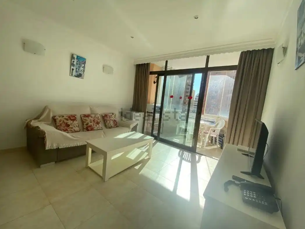 Apartamento en venta en Calle Martínez Catena, 6, Puerto Deportivo Sala de estar de Apartamento en venta en Fuengirola con Aire acondicionado, Terraza y Balcón