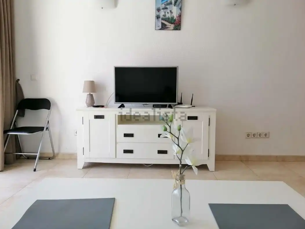Apartamento en venta en Calle Martínez Catena, 6, Puerto Deportivo Sala de estar de Apartamento en venta en Fuengirola con Aire acondicionado, Terraza y Balcón