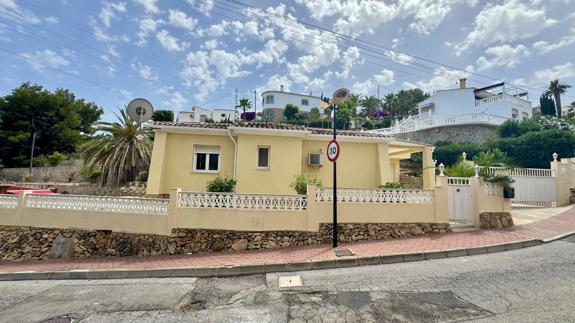 Casa o chalet en venta en Carrer Guatemala, 7, Coloma Vista exterior de Casa o chalet en venta en La Nucia con Aire acondicionado, Terraza y Balcón