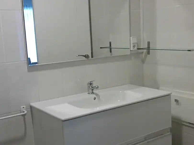 Wohnung zur Miete in Carrer del Cardenal Vidal I Barraquer, 2, Nou Eixample Nord Badezimmer von Wohnung zur Miete in Tarragona Capital mit Klimaanlage, Schwimmbad und Balkon