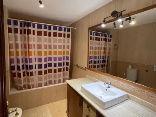 Badezimmer von Wohnung zur untervermieten in Fuensaldaña mit Heizung und Möbliert