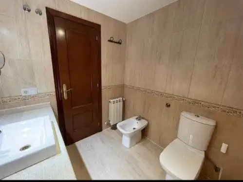 Badezimmer von Wohnung zur untervermieten in Fuensaldaña mit Heizung und Möbliert