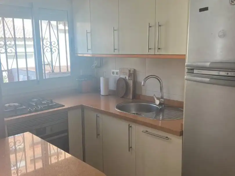 Cuina de Casa adosada de lloguer en Benidorm amb Aire condicionat, Jardí privat i Piscina