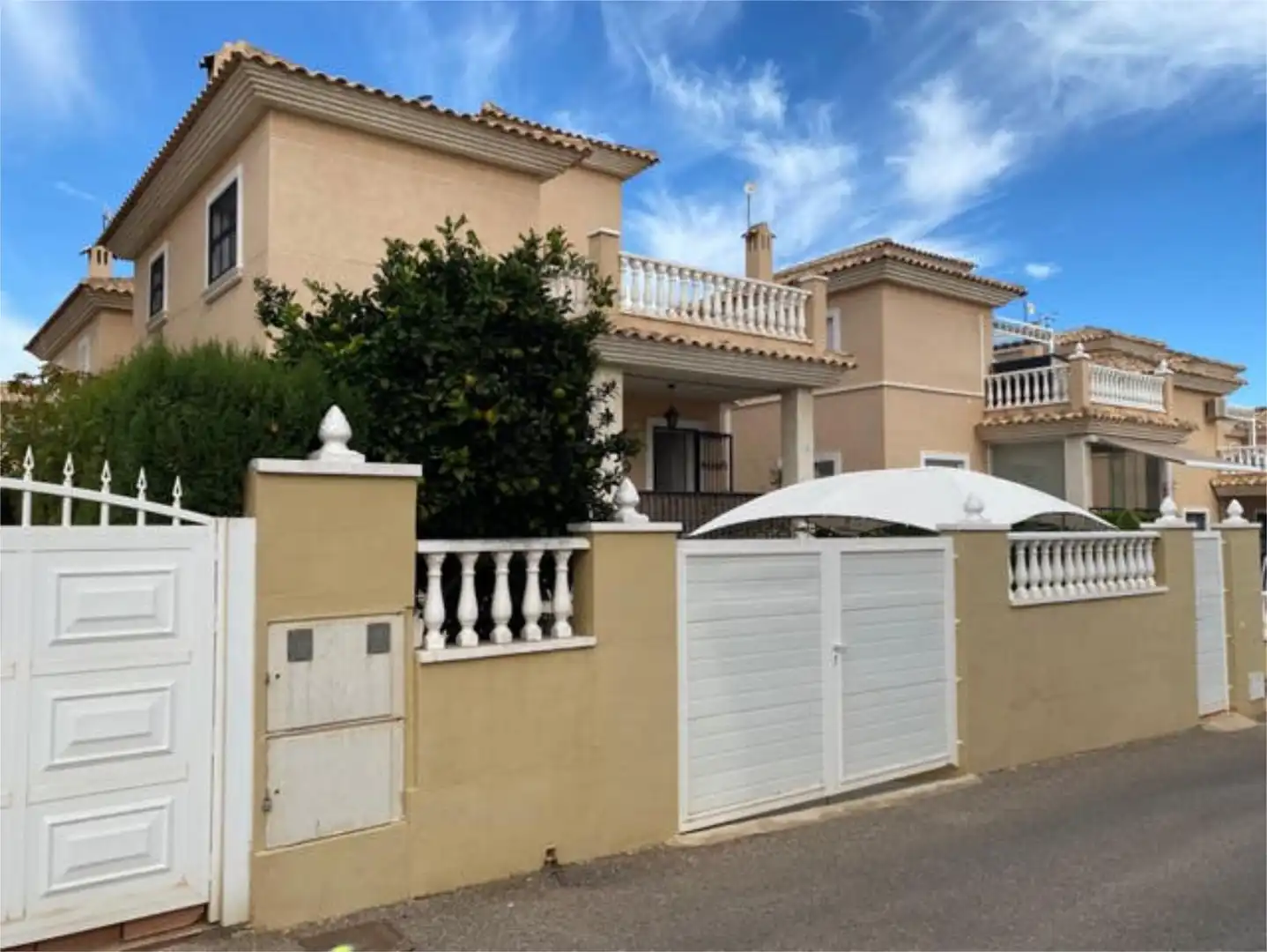 Einfamilien-Reihenhaus zum Verkauf in Los Balcones y los Altos Außenansicht von Einfamilien-Reihenhaus zum Verkauf in Orihuela mit Terrasse