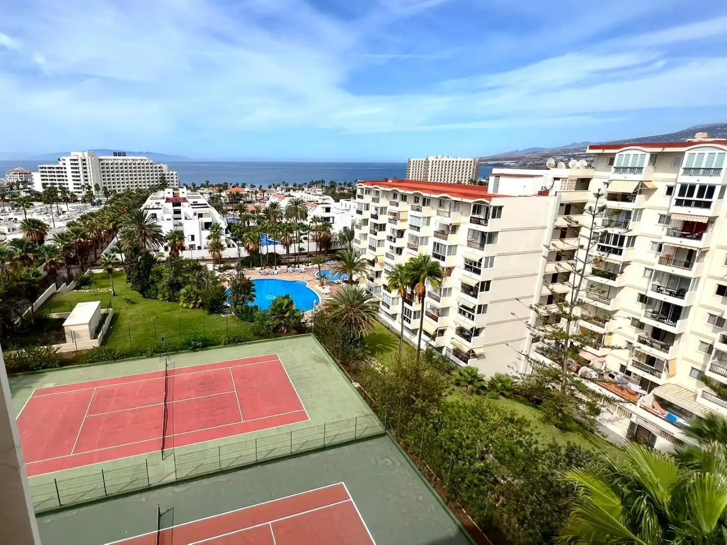 Piso en venta en Avenida Santiago Puig, 2, Playa de las Américas Vista exterior de Piso en venta en Arona con Terraza, Piscina y Balcón
