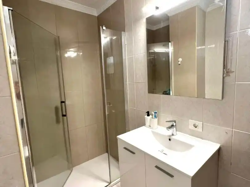 Piso en venta en Avenida Santiago Puig, 2, Playa de las Américas Baño de Piso en venta en Arona con Terraza, Piscina y Balcón