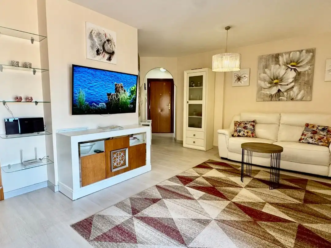 Piso en venta en Calle Calerita, 1, Centro ciudad Sala de estar de Piso en venta en Fuengirola con Aire acondicionado, Terraza y Piscina