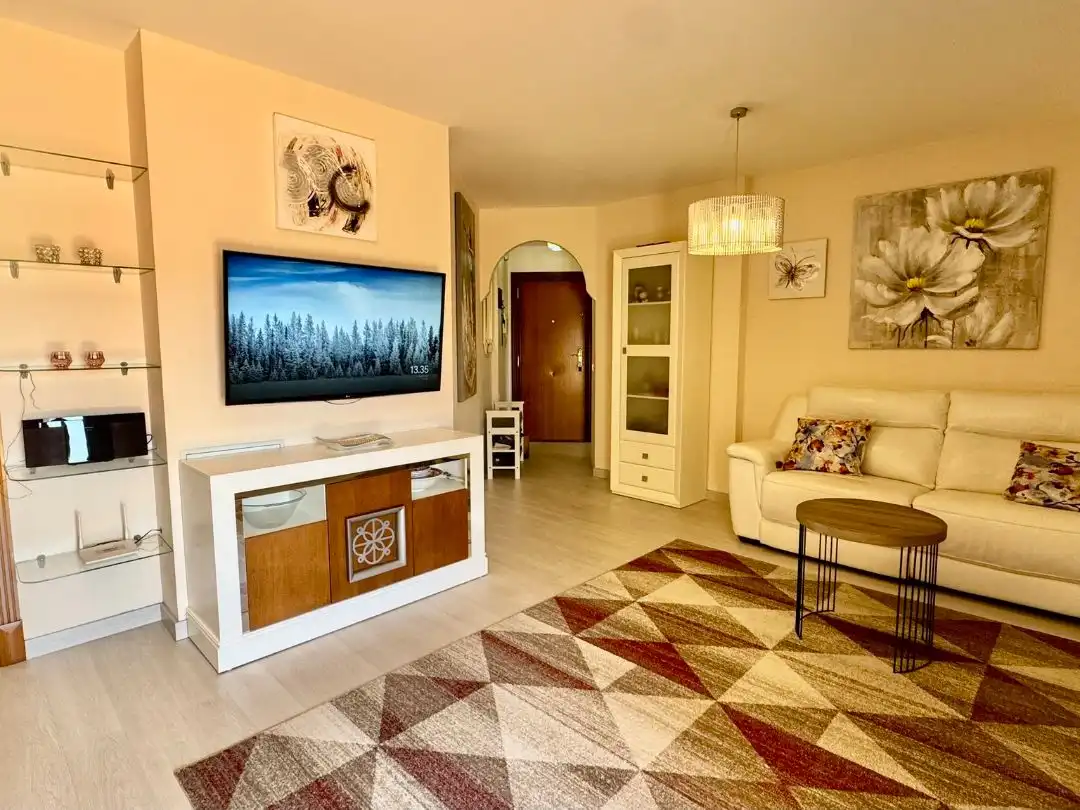 Piso en venta en Calle Calerita, 1, Centro ciudad Sala de estar de Piso en venta en Fuengirola con Aire acondicionado, Terraza y Piscina