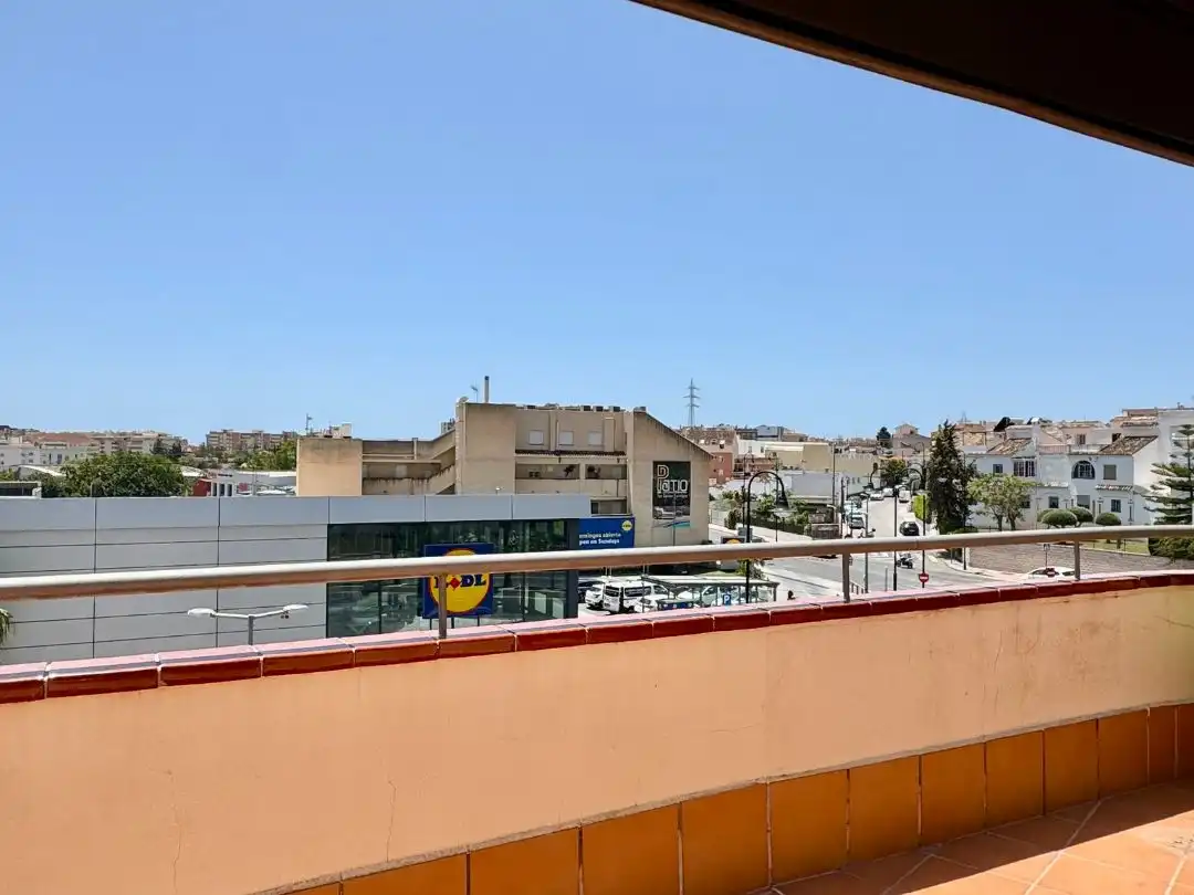 Piso en venta en Calle Calerita, 1, Centro ciudad Vista exterior de Piso en venta en Fuengirola con Aire acondicionado, Terraza y Piscina