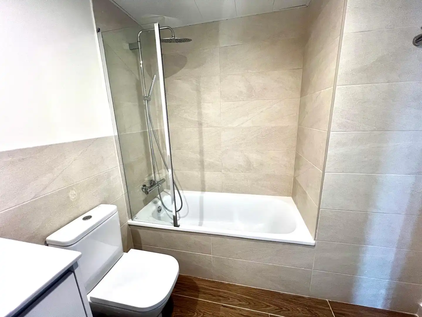 Flat for rent in Desconocido, Guadalupe Bathroom of Flat for rent in Murcia with Air Conditioner, Heating and Parquet flooring