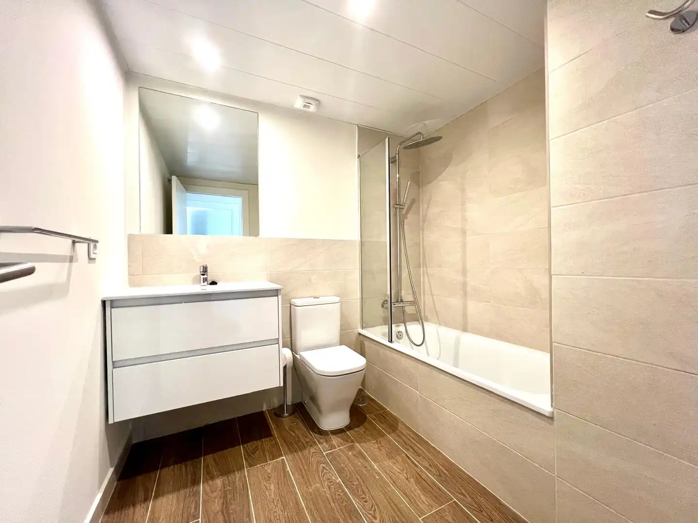 Flat for rent in Desconocido, Guadalupe Bathroom of Flat for rent in Murcia with Air Conditioner, Heating and Parquet flooring