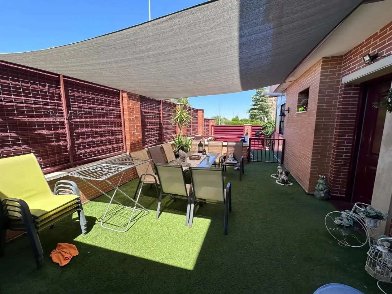 Pis en venda a Calle Viña Lola, 27, Valdepeñas Terrassa de Pis en venda en Valdepeñas amb Aire condicionat, Calefacció i Jardí privat