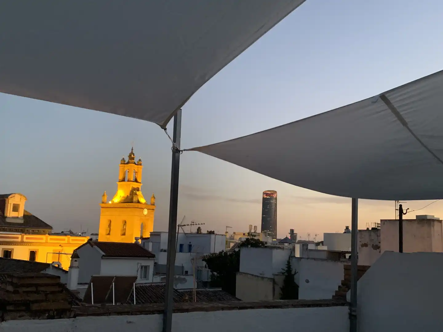 Habitació a Calle de Santa Clara, 2, San Lorenzo Vista exterior de Dúplex per a compartir en Sevilla amb Aire condicionat, Calefacció i Jardí privat
