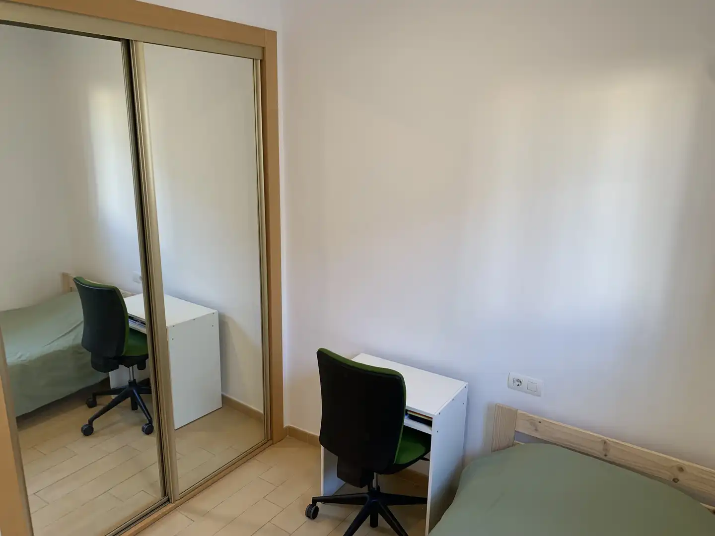 Habitació a Calle de Santa Clara, 2, San Lorenzo Dormitori de Dúplex per a compartir en Sevilla amb Aire condicionat, Calefacció i Jardí privat