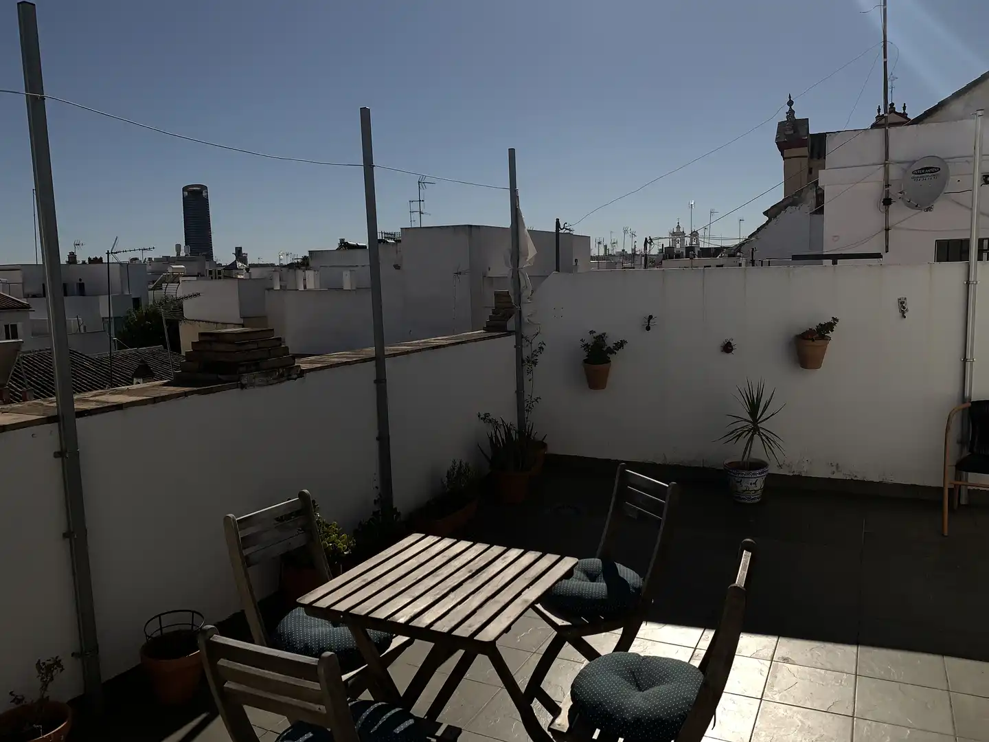 Habitació a Calle de Santa Clara, 2, San Lorenzo Terrassa de Dúplex per a compartir en Sevilla amb Aire condicionat, Calefacció i Jardí privat