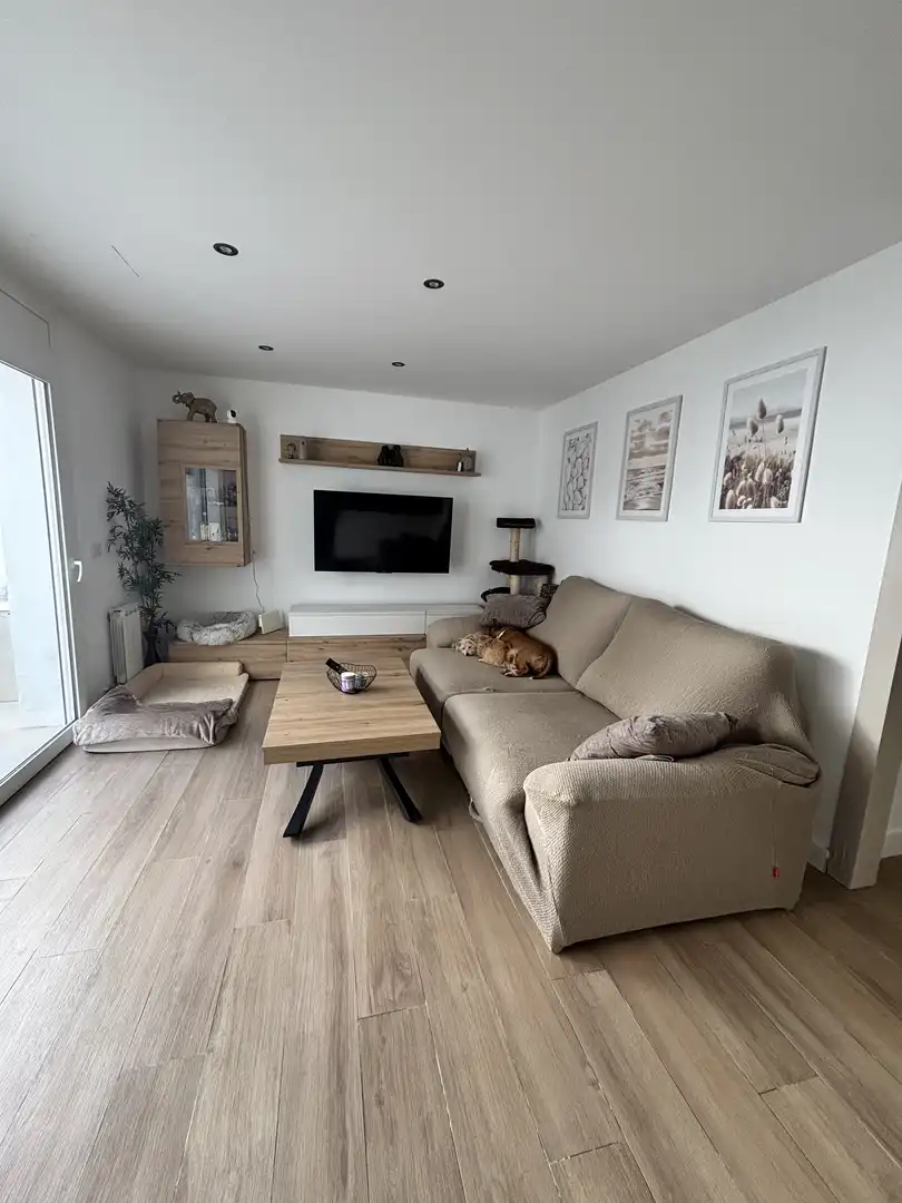 Planta baja en venta en Carrer Figueres, 18, Olot Sala de estar de Planta baja en venta en Olot con Calefacción, Parquet y Terraza