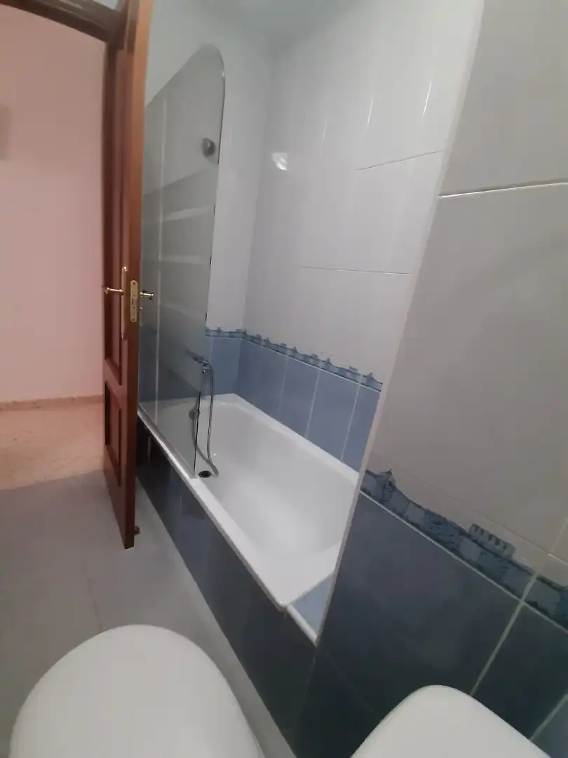 Flat for rent in Calle Bolsa, 145, El Pino - Bajo de Guía Bathroom of Flat for rent in Sanlúcar de Barrameda with Air Conditioner, Heating and Furnished