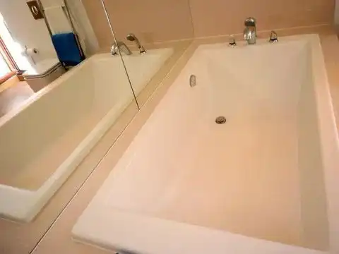 Bany de Pis en venda en Valdemorillo amb Jardí privat, Terrassa i Piscina