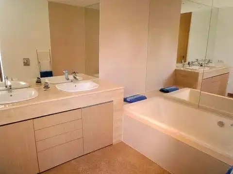 Bany de Pis en venda en Valdemorillo amb Jardí privat, Terrassa i Piscina